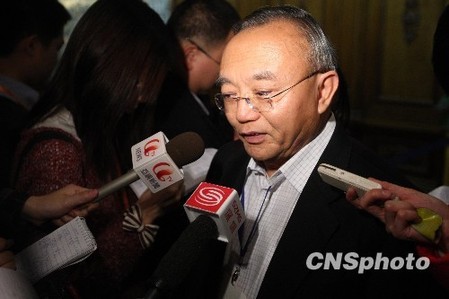 香港人大代表政協委員抵京 關注住房醫療教育