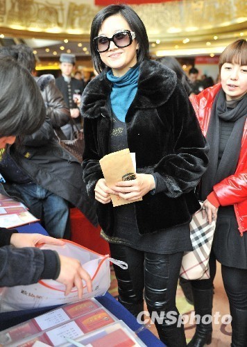 明星委員向全國政協報到