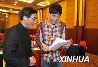 明星委員向全國政協報到