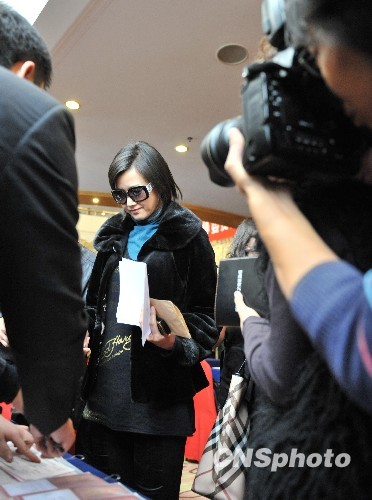 明星委員向全國政協報到