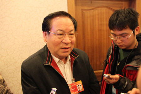 教育、科技屆政協委員受媒體追捧(組圖)