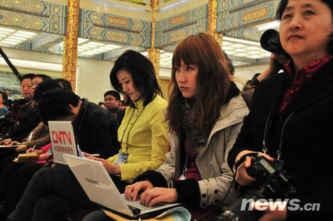 2010兩會：女記者身影