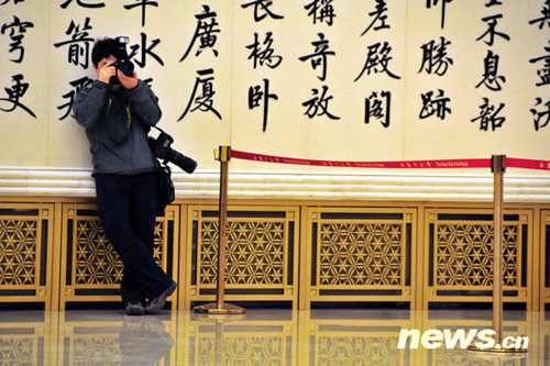 兩會攝影記者的百變身姿