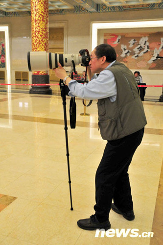 兩會攝影記者的百變身姿