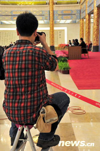 兩會攝影記者的百變身姿