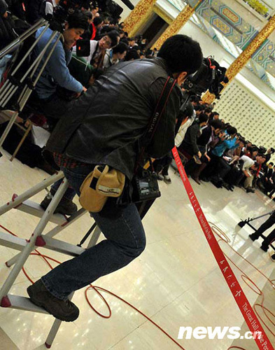 兩會攝影記者的百變身姿