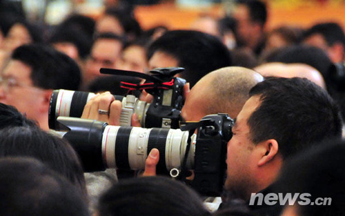 兩會攝影記者的百變身姿