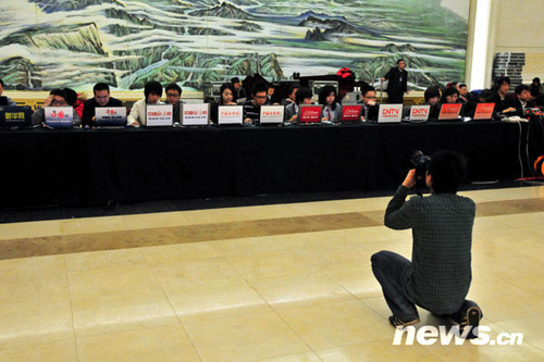 兩會攝影記者的百變身姿