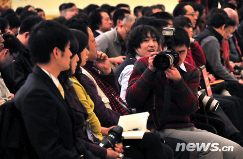 兩會(huì)攝影記者的百變身姿