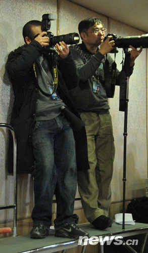 兩會(huì)攝影記者的百變身姿