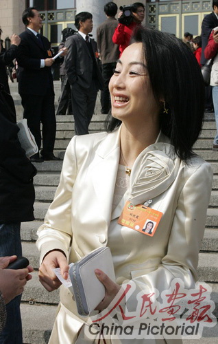 臺媒熱炒兩會“最美政協委員”