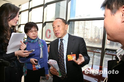 李肇星:人代會沒省長只有代表 記者作用不可替代