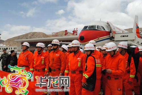 120名重慶救援隊員抵達玉樹 搜救犬現高原反應