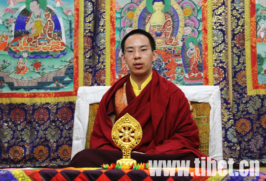 第十一世班禪額爾德尼·確吉杰布慰問災(zāi)區(qū)群眾