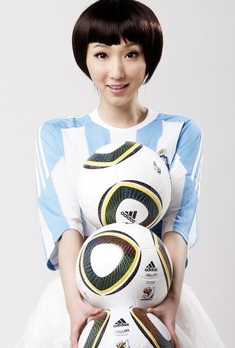 足球寶貝冰美女“解凍”