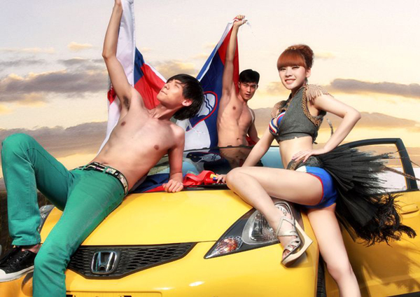 柳巖性感演繹球迷百態(tài)