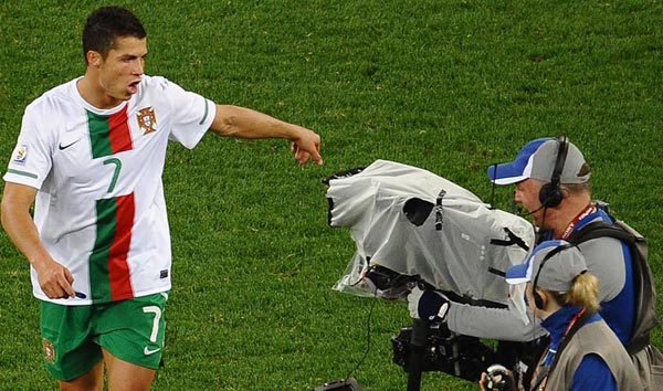 奎羅斯怒稱C羅不愿留就走人 菲戈批其沒隊(duì)長樣