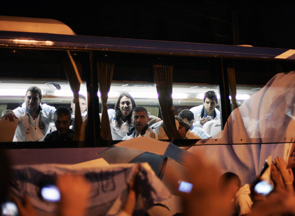 阿根廷隊(duì)兵敗回家 球迷張開(kāi)懷抱歡迎