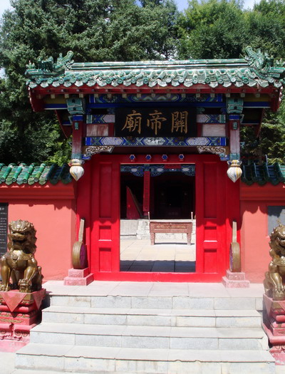 全國網(wǎng)絡(luò)媒體龍江行采訪團參觀“東方第一廟”