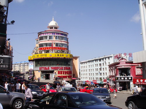 全國網絡媒體龍江行記者團游覽綏芬河步行商業街