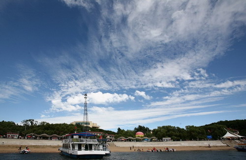 網(wǎng)絡(luò)媒體龍江行采訪團(tuán)游覽北方避暑勝地——鏡泊湖