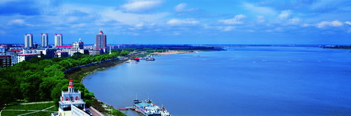 網絡媒體龍江行采訪團參觀佳木斯沿江十里景觀帶