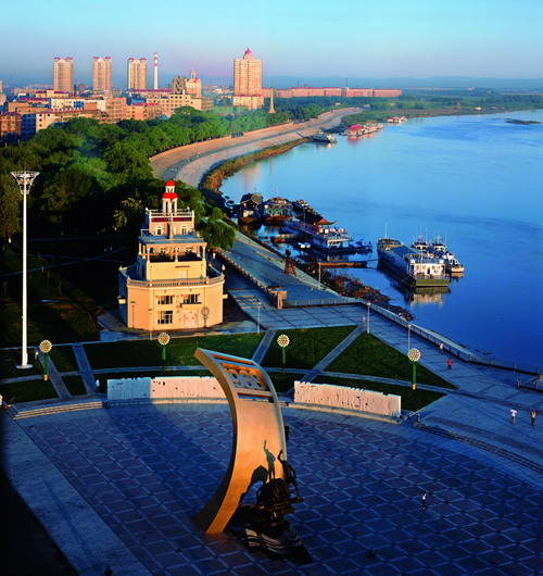 網絡媒體龍江行采訪團參觀佳木斯沿江十里景觀帶