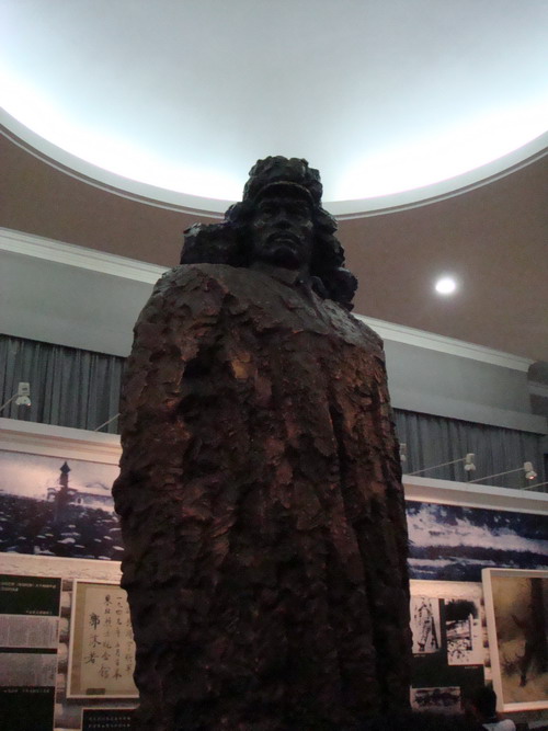 網(wǎng)絡(luò)媒體龍江行采訪團第一站參觀東北烈士紀(jì)念館