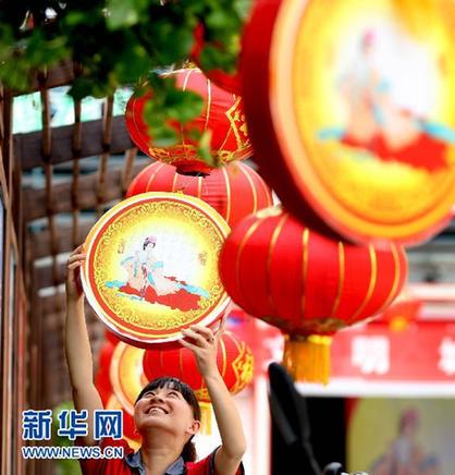 紅紅火火迎“雙節”(圖)