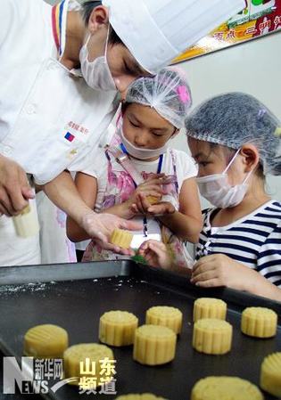 濟(jì)南小學(xué)生DIY月餅迎中秋