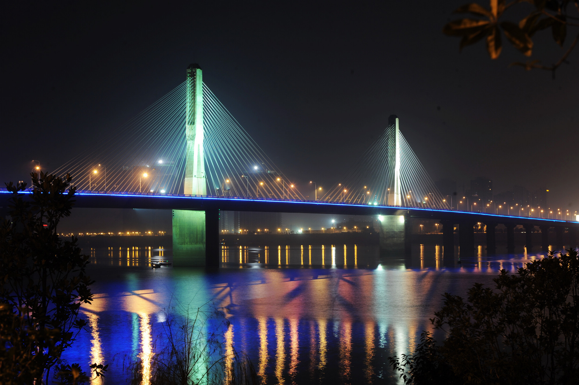 燈火璀璨迎佳節(jié)