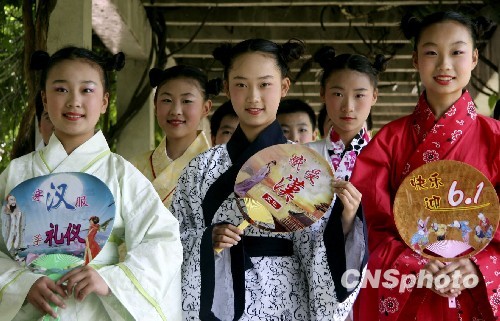小學生“秀”漢服迎“六一”