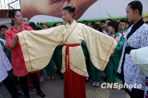 小學生“秀”漢服迎“六一”