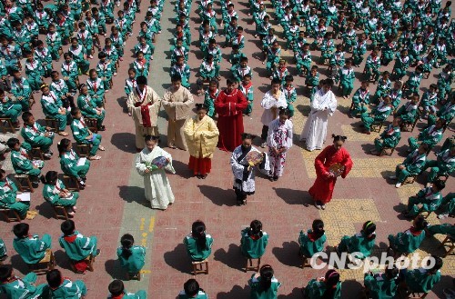 小學生“秀”漢服迎“六一”