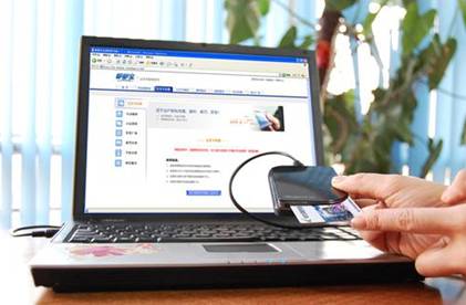 公交“綠色出行”叫好 公交卡網上充值叫座