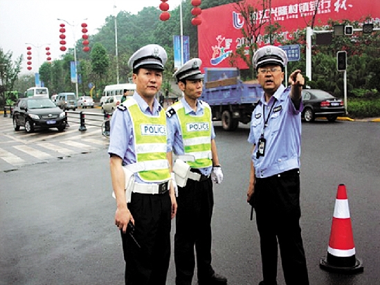 市交警支隊直屬二大隊 :備戰“滑水賽”交警冒雨演練