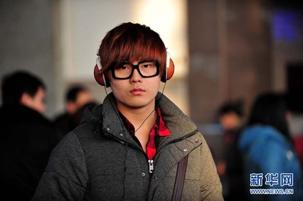 [春運·印象]年輕潮人回家路 書香愛意緊相隨