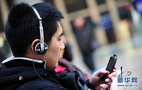 [春運·印象]年輕潮人回家路 書香愛意緊相隨