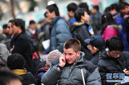 [春運·印象]年輕潮人回家路 書香愛意緊相隨