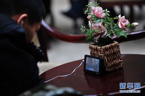 [春運·印象]年輕潮人回家路 書香愛意緊相隨