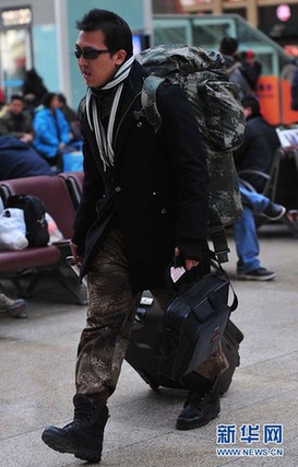 [春運·印象]年輕潮人回家路 書香愛意緊相隨