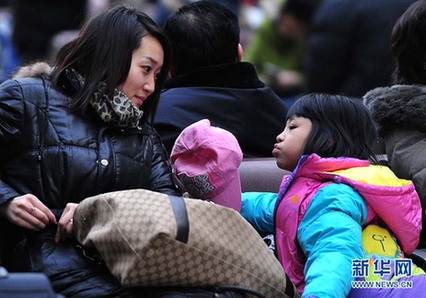 [春運·印象]年輕潮人回家路 書香愛意緊相隨