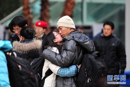 [春運(yùn)·印象]年輕潮人回家路 書香愛意緊相隨