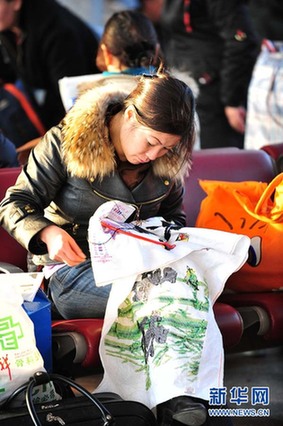 [春運·印象]年輕潮人回家路 書香愛意緊相隨