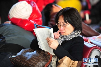 [春運·印象]年輕潮人回家路 書香愛意緊相隨