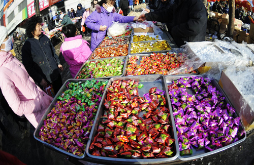 吉林永吉災區(qū)年貨市場紅火