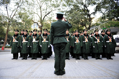 “春運(yùn)衛(wèi)士”的十二小時(shí)