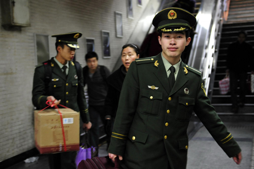 “春運(yùn)衛(wèi)士”的十二小時(shí)