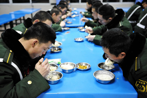 “春運衛(wèi)士”的十二小時