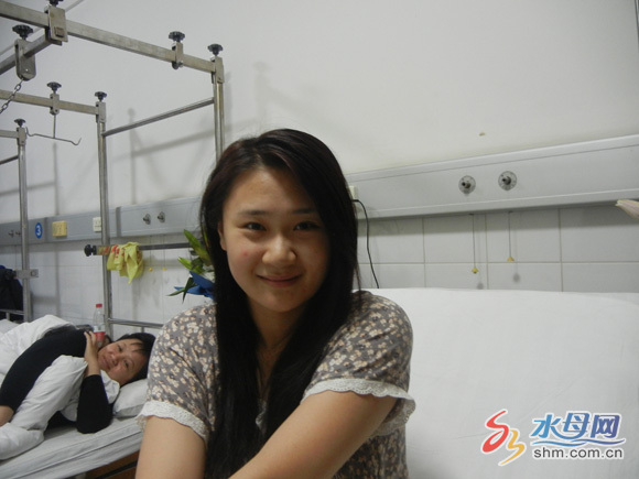 山東龍口“最美女孩”:以身?yè)踯嚲热藚R聚大愛(ài)